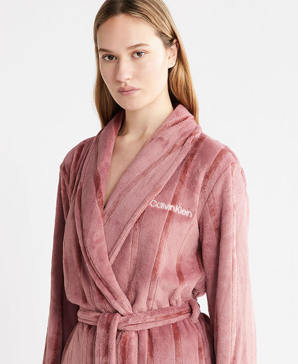 <p style="text-align: left;"><a href="/fluffy-robe-crushed-berry-qp3150o53x" style="color: #000000;">Fluffy Robe</a></span>